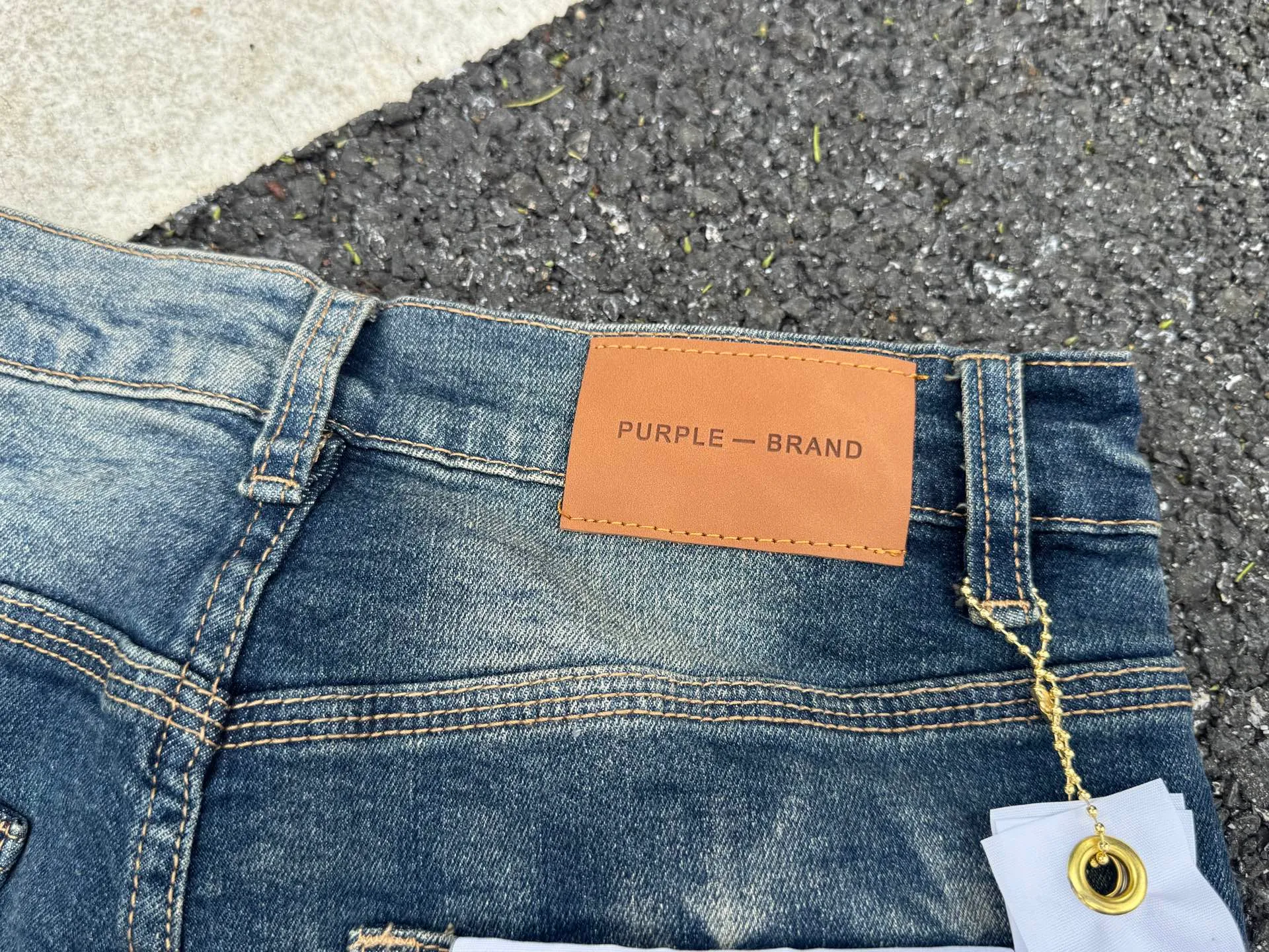PU 1 (the back pocket label will not be returned or exchanged once it is removed) Top foreign trade order Purple Brand ripped stretch skinny jeans for men and women Same Style Accessories: complete accessories, all in original packaging, two hang tags and two labels on the back pocket to distinguish the low-end version on the outside, hardware and buckles are aligned, Authentic original with logo, aluminum alloy buckle, authentic Authentic printing inside the jeans pocket, every detail distinguishes any version on the market Fabric: Authentic pattern-making and Authentic custom-made imported fabrics use unique washing and dyeing methods, and are individually hand-painted to make ripped and micro-elastic jeans. Sizes: 28 30 32 34 36